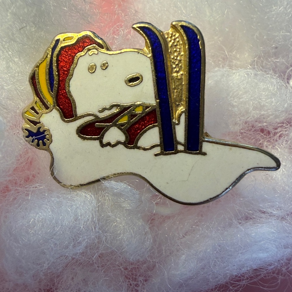 Vintage AVIVA Ski Snoopy Pin Brooch ENAMEL TUMBLE FALL in Gold tone metal!